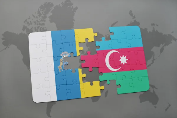 Puzzel met de nationale vlag van de Canarische eilanden en Azerbeidzjan op een wereld kaart achtergrond. — Stockfoto