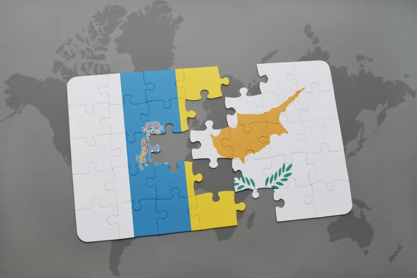 Quebra-cabeça com a bandeira nacional de ilhas canárias e ciprus em um fundo de mapa do mundo . — Fotografia de Stock