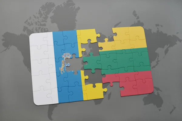 Puzzel met de nationale vlag van de Canarische eilanden en Litouwen op een wereld kaart achtergrond. — Stockfoto