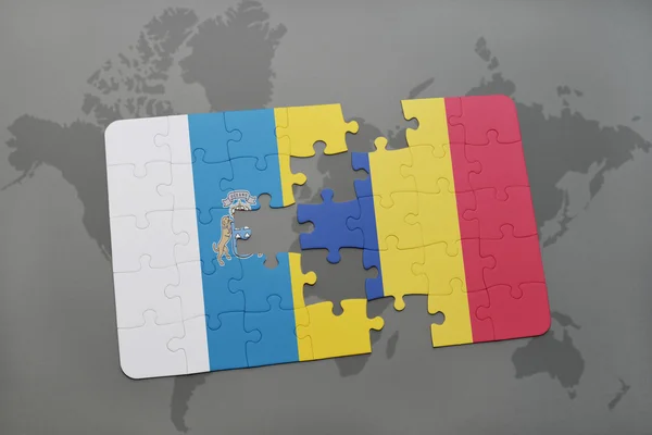 Puzzle con la bandiera nazionale delle isole canarie e la Romania su uno sfondo mappa del mondo . — Foto Stock