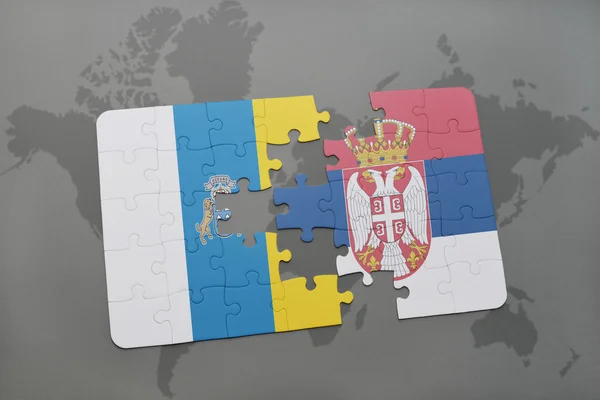 Головоломка з національним прапором Канарських островів і Сербії на фоні карти світу . — стокове фото