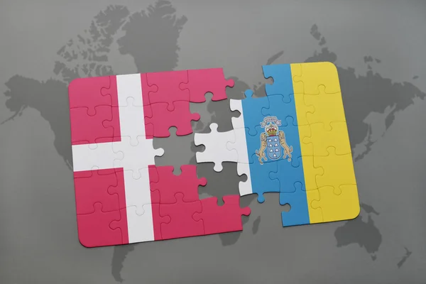 Hádanka s národní vlajkou Dánska a Kanárských ostrovů na pozadí mapy světa. — Stock fotografie