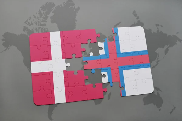 Головоломка з національним прапором островів Денмарк і Фарао на фоні карти світу . — стокове фото