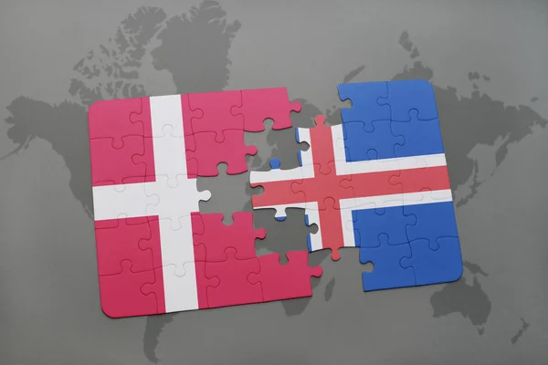 Puzzle mit der Nationalflagge von Dänemark und Island auf einem Weltkartenhintergrund. — Stockfoto