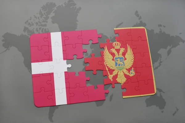 Головоломка з національним прапором денмарка і чорногорії на фоні карти світу . — стокове фото