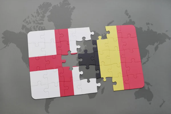 Rompecabezas con la bandera nacional de Inglaterra y Bélgica en un mapa del mundo fondo . —  Fotos de Stock