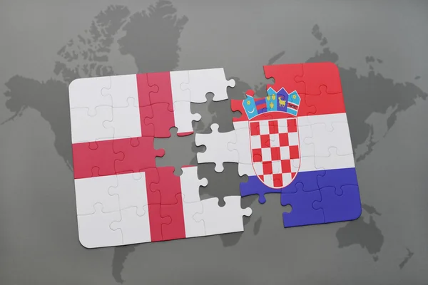 Puzzle avec le drapeau national de l'Angleterre et la croatie sur un fond de carte du monde . — Photo