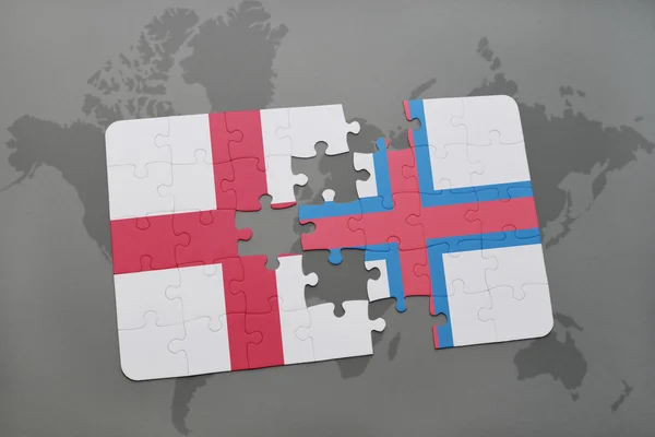 Rompecabezas con la bandera nacional de Inglaterra y las islas Feroe en un mapa del mundo de fondo . — Foto de Stock