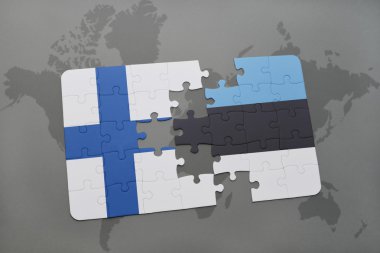 bir dünya haritası arka plan üzerinde Finlandiya ve Estonya ulusal bayrağı ile bulmaca.