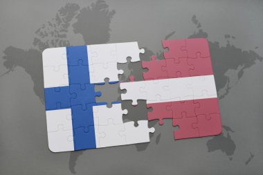 bir dünya haritası arka plan üzerinde Finlandiya ve Letonya ulusal bayrağı ile bulmaca.