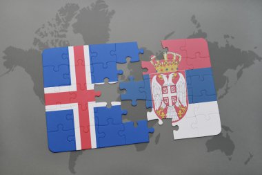 bir dünya haritası arka plan üzerinde İzlanda ve Sırbistan ulusal bayrağı ile bulmaca.