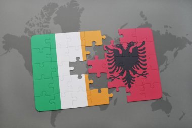 bir dünya haritası arka plan üzerinde İrlanda ve Arnavutluk ulusal bayrağı ile bulmaca.