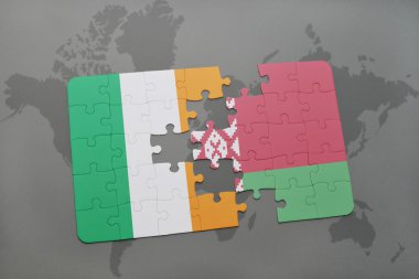 bir dünya haritası arka plan üzerinde İrlanda ve Beyaz Rusya ulusal bayrağı ile bulmaca.