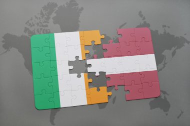 İrlanda ve Letonya ulusal bayrak dünya harita arka plan üzerinde ile bulmaca.