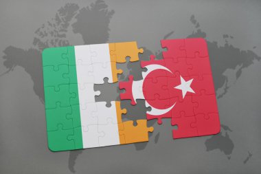İrlanda ve Türkiye Dünya harita arka plan üzerinde bayrağı ile bulmaca.