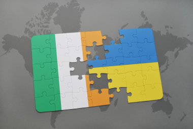 İrlanda ve Ukrayna ulusal bayrak dünya harita arka plan üzerinde ile bulmaca.