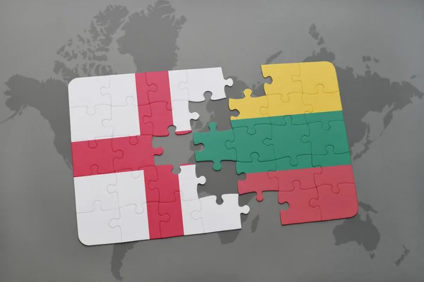 Hádanka s národní vlajkou Anglie a Litvy na pozadí mapy světa. — Stock fotografie