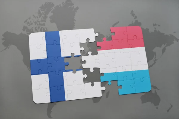 Головоломка з національним прапором краю та люксембургу на фоні карти світу . — стокове фото