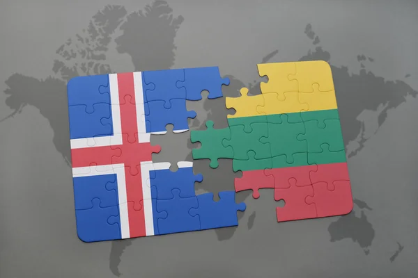 Hádanka s národní vlajkou Islandu a Litvy na pozadí mapy světa. — Stock fotografie