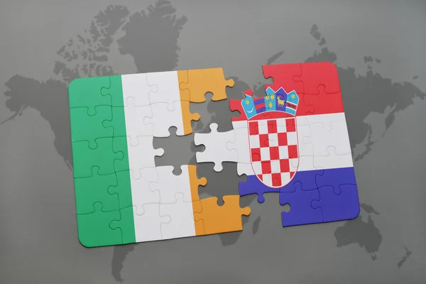 Puzzle avec le drapeau national de l'Irlande et la croatie sur un fond de carte du monde . — Photo