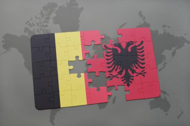 bir dünya haritası arka plan üzerinde Belçika ve Arnavutluk ulusal bayrağı ile bulmaca.