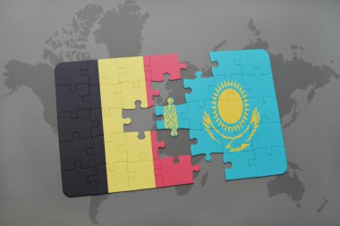 Belçika ve Kazakistan dünya harita arka plan üzerinde bayrağı ile bulmaca.