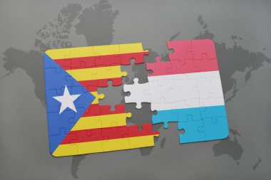 bir dünya haritası arka plan üzerinde Katalonya ve Lüksemburg ulusal bayrağı ile bulmaca.