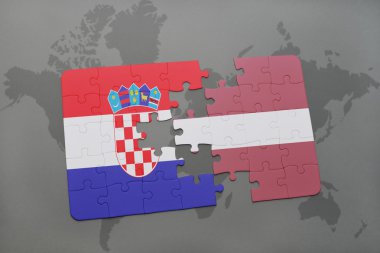 bir dünya haritası arka plan üzerinde Hırvatistan ve Letonya ulusal bayrağı ile bulmaca.