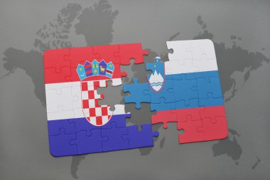 bir dünya haritası arka plan üzerinde Hırvatistan ve Slovenya ulusal bayrağı ile bulmaca.