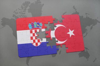 bir dünya haritası arka plan üzerinde Hırvatistan ve Türkiye'nin ulusal bayrağı ile bulmaca.