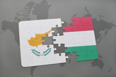 bir dünya haritası arka plan üzerinde Kıbrıs ve Macaristan ulusal bayrağı ile bulmaca.