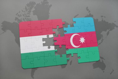 bir dünya haritası arka plan üzerinde Macaristan ve Azerbaycan ulusal bayrağı ile bulmaca.