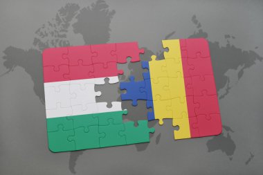 Macaristan ve Romanya ulusal bayrak dünya harita arka plan üzerinde ile bulmaca.