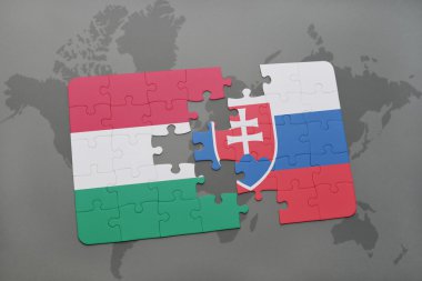 Macaristan ve Slovakya ulusal bayrak dünya harita arka plan üzerinde ile bulmaca.