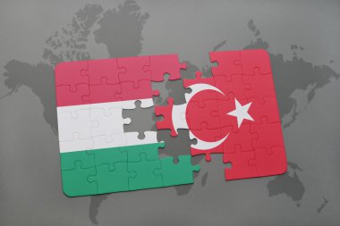 Macaristan ve Türkiye'nin dünya harita arka plan üzerinde bayrağı ile bulmaca.
