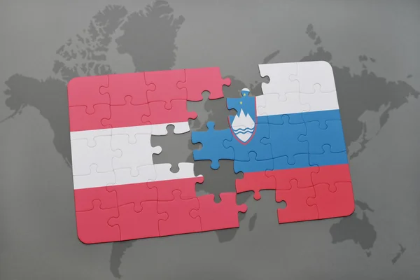 Quebra-cabeça com a bandeira nacional da Áustria e slovenia em um fundo de mapa do mundo . — Fotografia de Stock