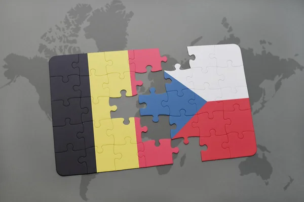 Головоломка з національним прапором Бельгії та Чехії на фоні карти світу . — стокове фото