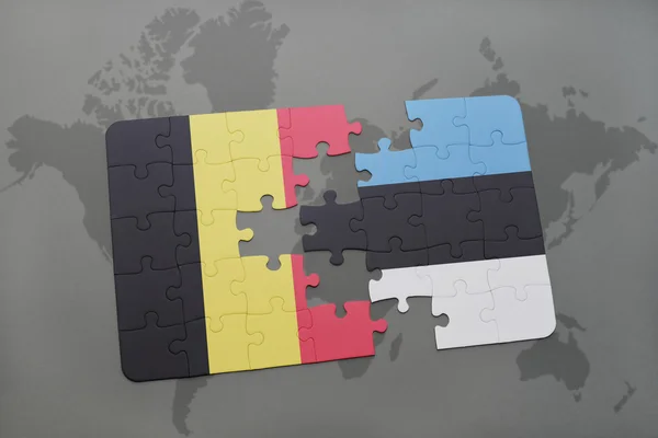 Bir dünya haritası arka plan üzerinde Belçika ve Estonya ulusal bayrağı ile bulmaca. — Stok fotoğraf