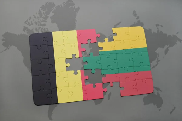 Puzzel met de nationale vlag van België en Litouwen op de achtergrond van een wereld kaart. — Stockfoto