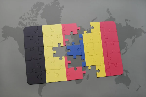 Puzzel met de nationale vlag van België en Roemenië op de achtergrond van een wereld kaart. — Stockfoto