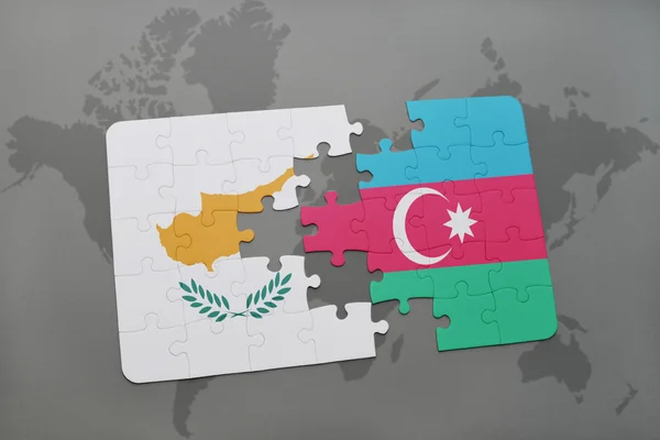 Rompecabezas con la bandera nacional de Chipre y Azerbaiyán en un fondo mapa del mundo . — Foto de Stock