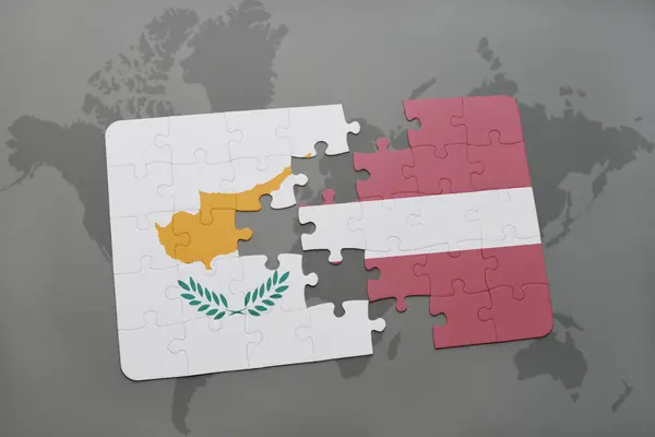 Hádanka s národní vlajkou Kypru a Lotyšska na pozadí světové mapy. — Stock fotografie