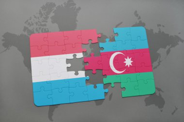 Lüksemburg ve Azerbaycan ulusal bayrak dünya harita arka plan üzerinde ile bulmaca.