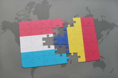 Lüksemburg ve Romanya ulusal bayrak dünya harita arka plan üzerinde ile bulmaca.