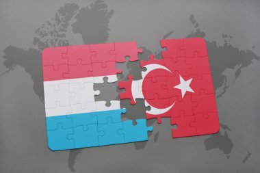 Lüksemburg ve dünya harita arka plan üzerinde Türkiye'nin ulusal bayrak ile bulmaca.
