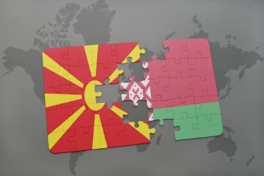 Makedonya ve Beyaz Rusya ulusal bayrak dünya harita arka plan üzerinde ile bulmaca.