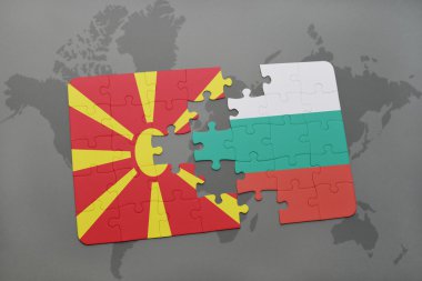 Makedonya ve Bulgaristan Ulusal bayrak dünya harita arka plan üzerinde ile bulmaca.