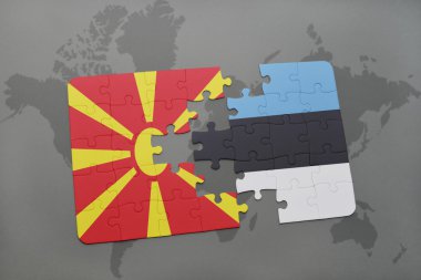 Makedonya ve Estonya ulusal bayrak dünya harita arka plan üzerinde ile bulmaca.