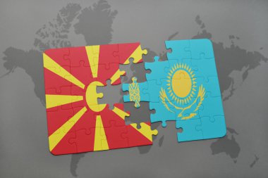 Makedonya ve Kazakistan dünya harita arka plan üzerinde bayrağı ile bulmaca.
