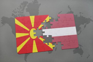 Makedonya ve Letonya ulusal bayrak dünya harita arka plan üzerinde ile bulmaca.